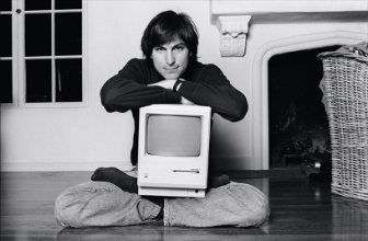 Steve Jobs con il Macintosh 3