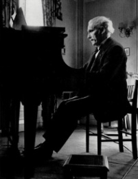 Il maestro Arturo Toscanini al pianoforte