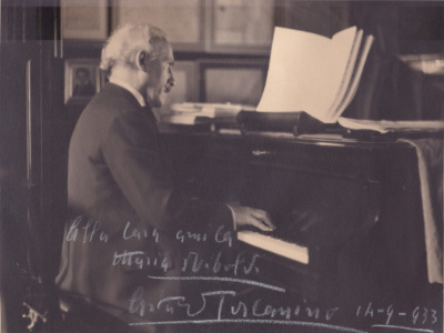 Il maestro Arturo Toscanini al pianoforte; foto autografata