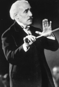 Il maestro Arturo Toscanini dirige l'orchestra